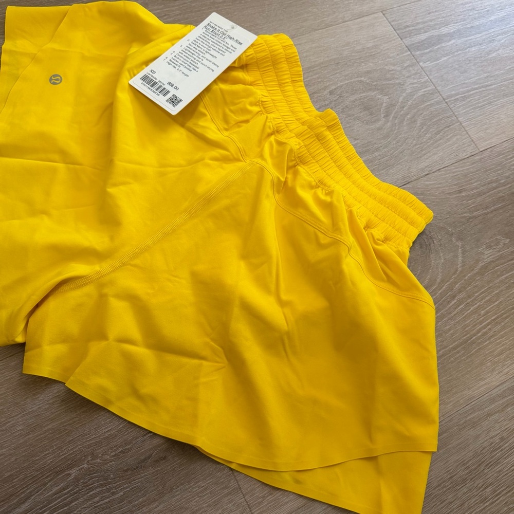 Lululemon shake it out 2.5” shorts - Picture 4 of 5